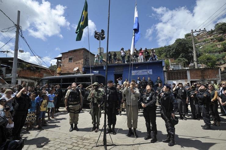 Bandeiras do Brasil e do Rio foram hasteadas