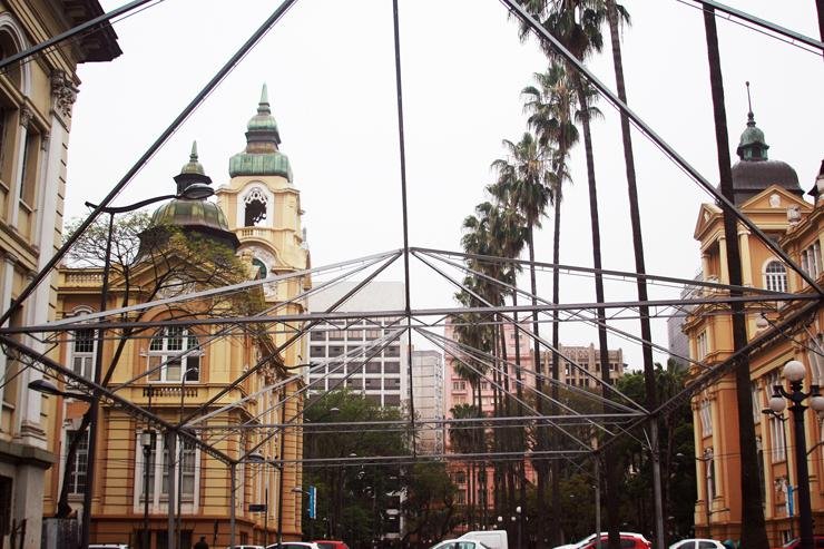 Estruturas met&aacute;licas j&aacute; come&ccedil;am a ser erguidas na Pra&ccedil;a da Alf&acirc;ndega