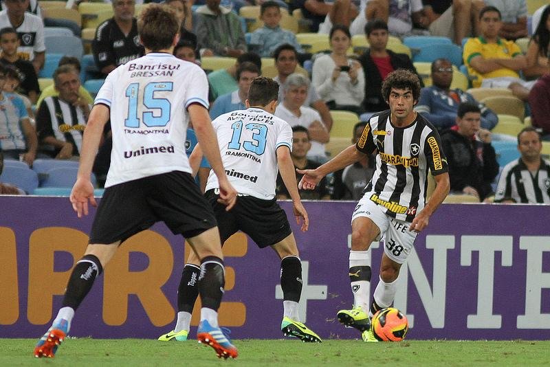 Bressan e Alex Telles levaram terceiro cart&atilde;o amarelo