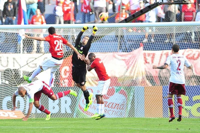 Jogo marca a estreia do interino Clemer no comando do time