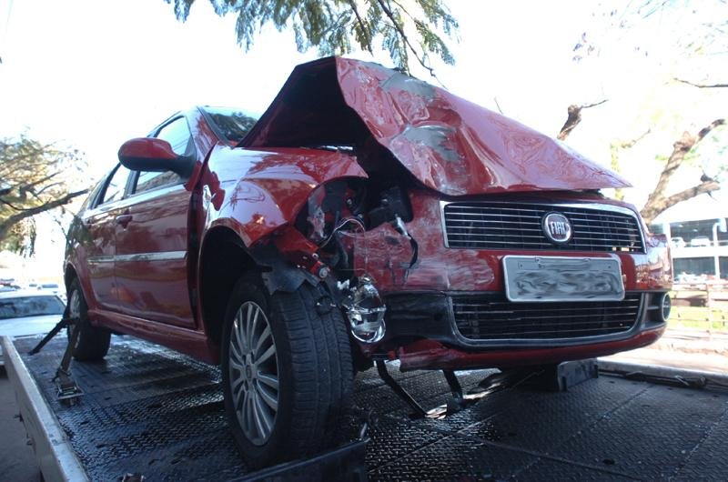 Trio foi preso em carro roubado ap&oacute;s colidir contra poste
