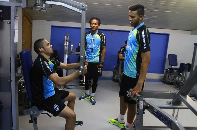 Souza (D) afirma que descanso de 30 dias &eacute; importante para manter n&iacute;vel alto em 2014