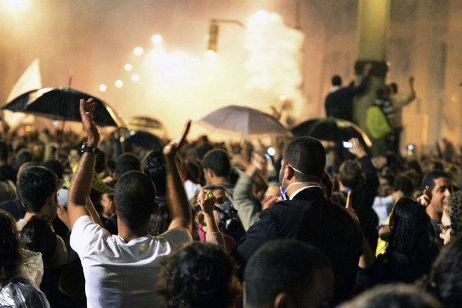 Protesto em defesa da educa&ccedil;&atilde;o come&ccedil;ou pac&iacute;fico, mas alguns jogaram coquetel molotov em pr&eacute;dio