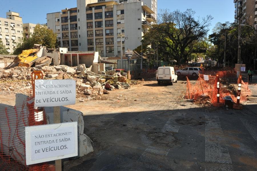 Com atraso, obra na rua Anita Garibaldi deve ficar pronta em maio de 2014