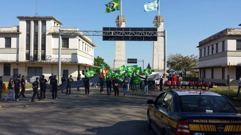 Manifestantes bloqueiam ponte internacional em Uruguaiana
