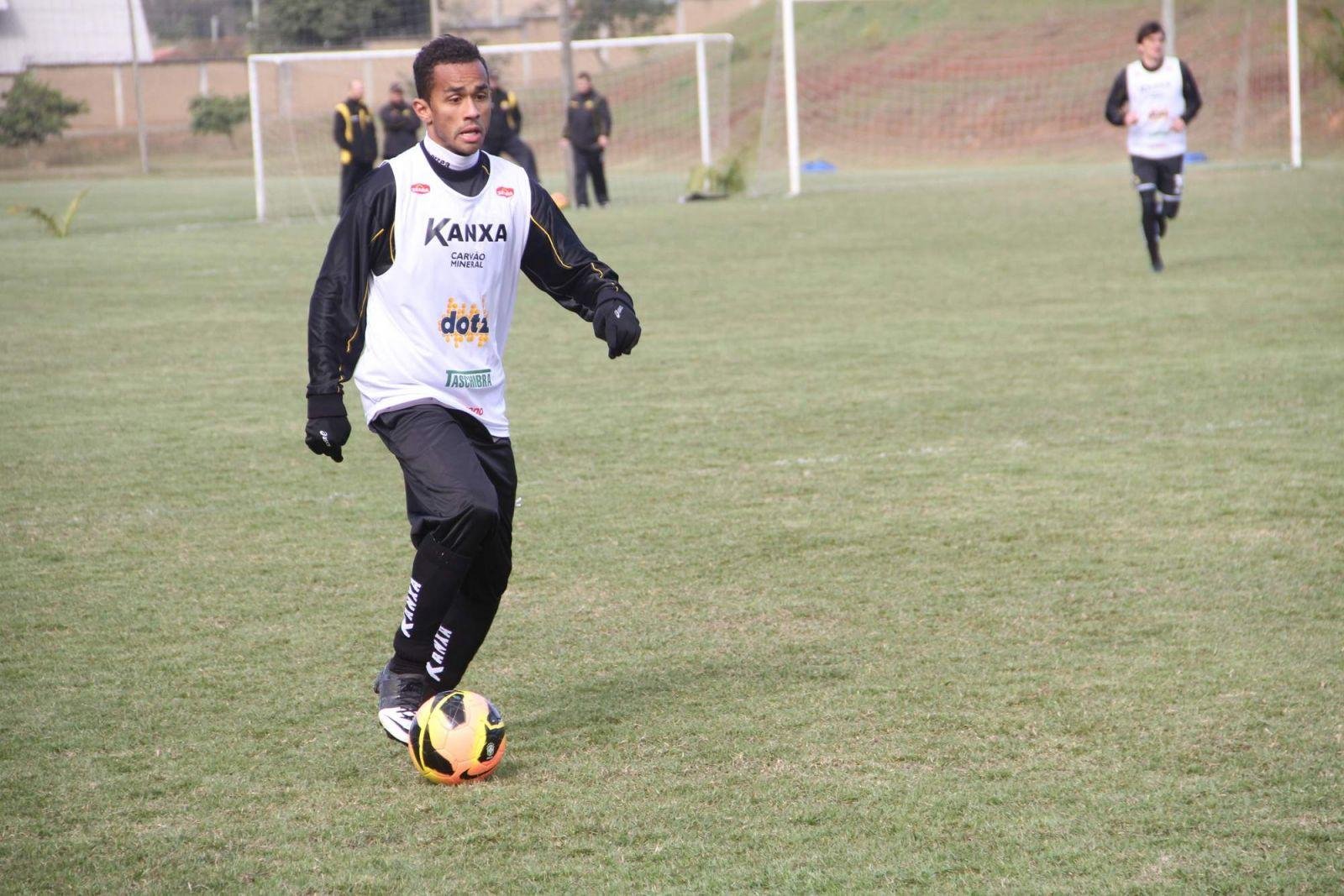 Lateral do Crici&uacute;ma pede intelig&ecirc;ncia e ousadia contra Gr&ecirc;mio 