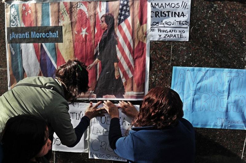 Argentinos colaram cartazes em frente a Funda&ccedil;&atilde;o Favaloro, em Buenos Aires