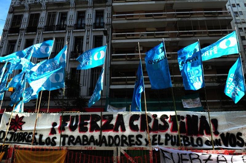 Argentinos colaram cartazes em frente a Funda&ccedil;&atilde;o Favaloro, em Buenos Aires