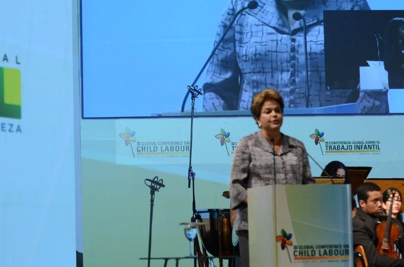 Brasil sente efeitos da crise, mas cria empregos, diz Dilma