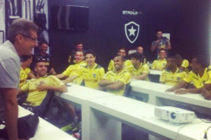 Oswaldo de Oliveira faz visita surpresa ao elenco do Botafogo