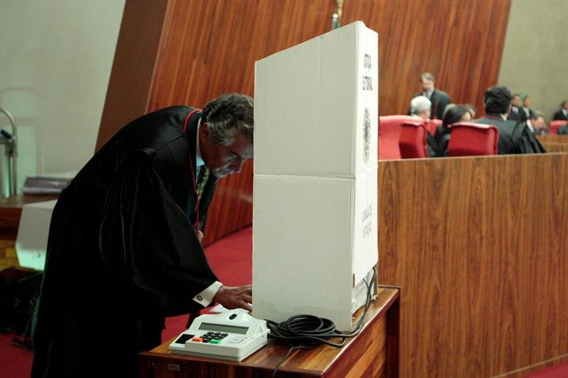Ministro vota durante sess&atilde;o que definiu ele como novo presidente