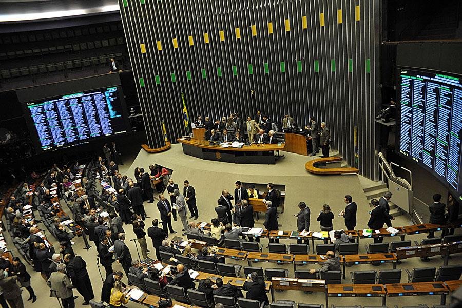 Plen&aacute;rio aprovou texto principal da MP dos Mais M&eacute;dicos j&aacute; durante a madrugada