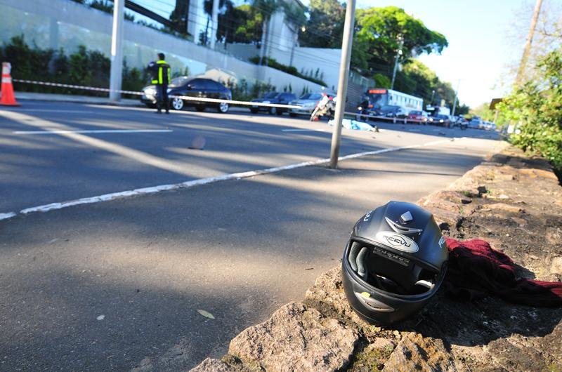 Motociclista colidiu contra poste na avenida Pinheiro Borda, na zona Sul 