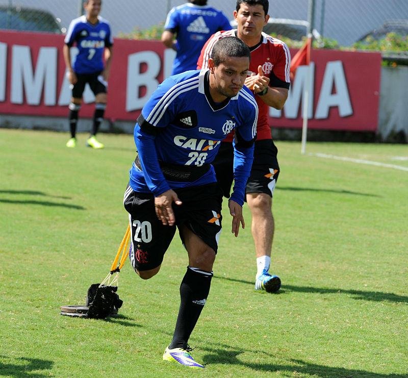 Carlos Eduardo n&atilde;o conseguiu apresentar boas atua&ccedil;&otilde;es no Flamengo