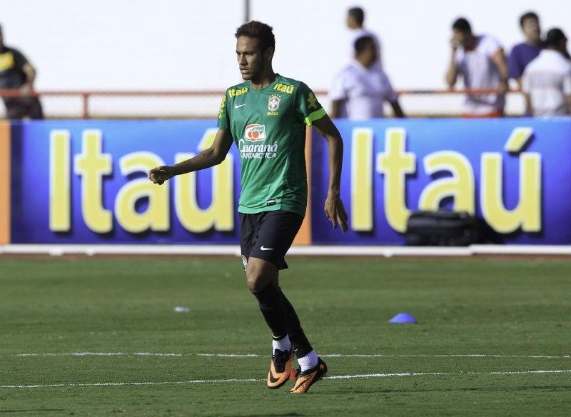 Neymar sofre pancada e deixa treino da Sele&ccedil;&atilde;o mancando 