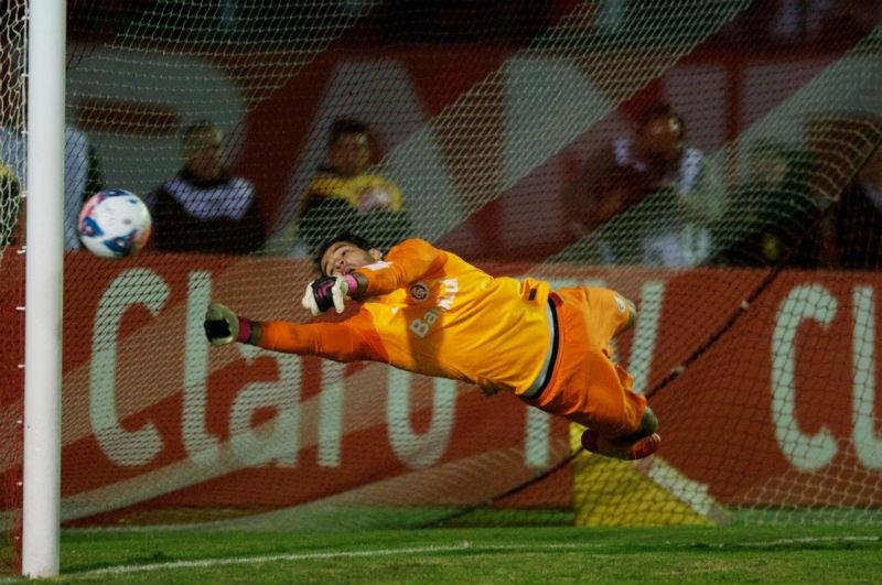 Goleiro tem a confian&ccedil;a do t&eacute;cnico interino