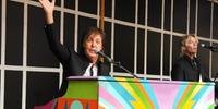 Paul McCartney surpreende com show gratuito na Times Square 