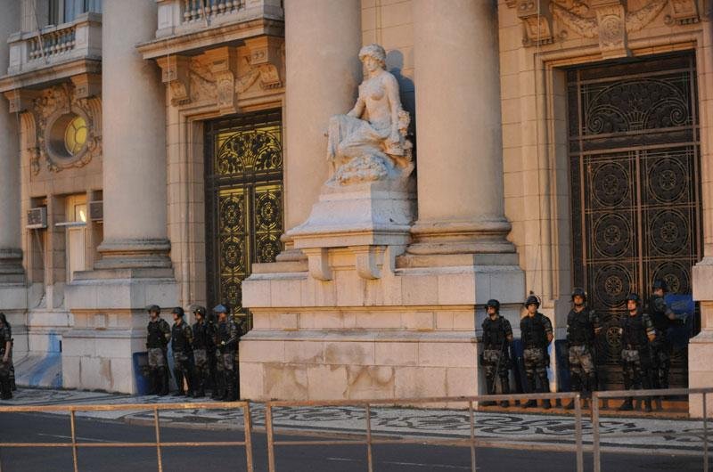 Grupos protestam em frente &agrave; prefeitura e ao Pal&aacute;cio Piratini