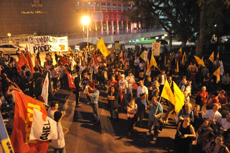Em frente ao Pal&aacute;cio Piratini, professores pediram o pagamento do piso