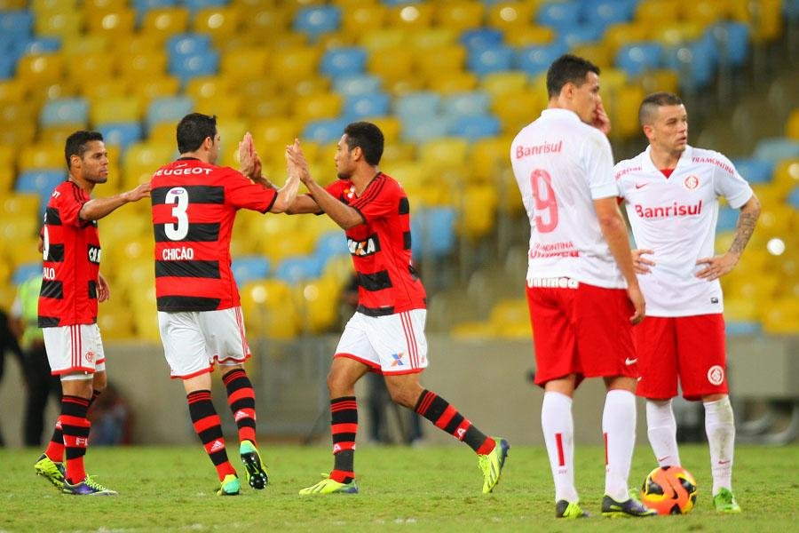 Inter sucumbe na defesa do Flamengo e &eacute; derrotado por 2 a 1