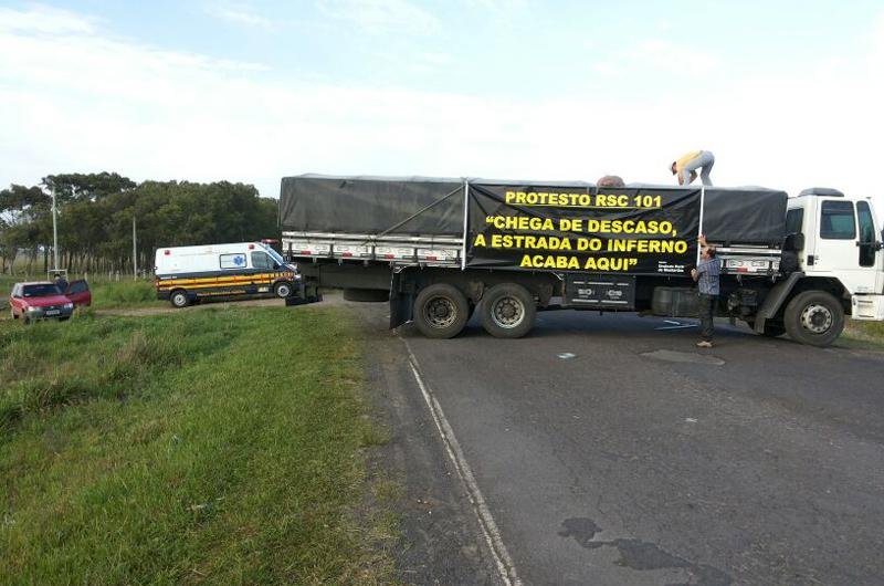Protesto bloqueia RSC 101, em Mostardas