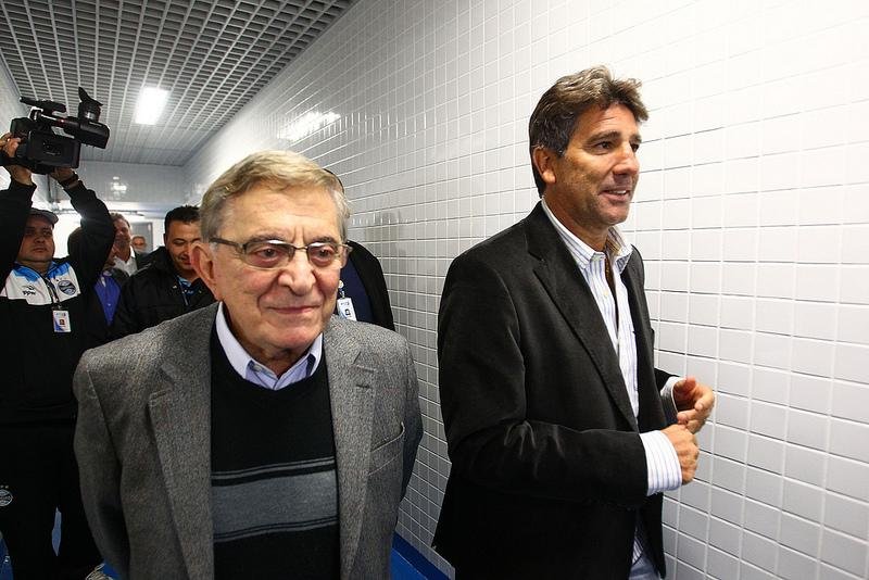 Koff ir&aacute; convocar reuni&atilde;o para formalizar novo contrato de Renato