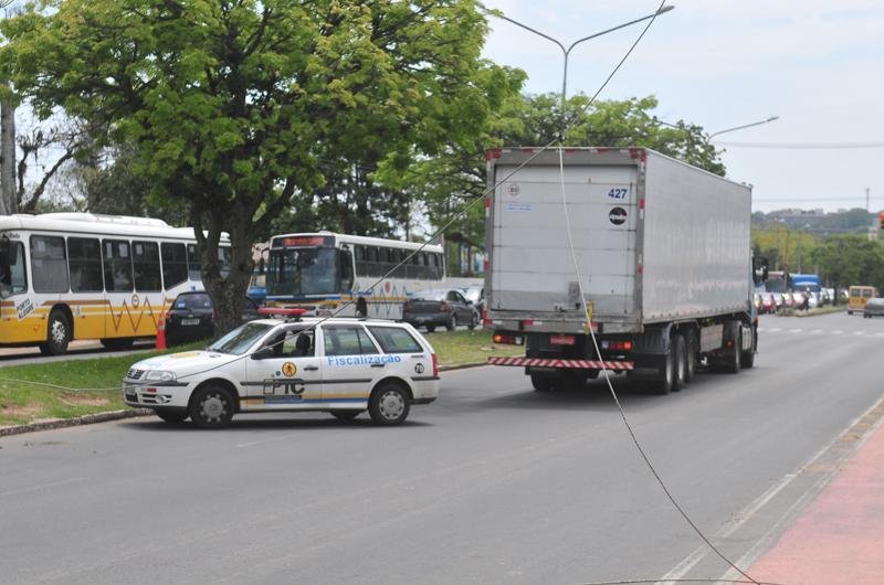 Carreta acabou arrancando os cabos  que atravessam a via