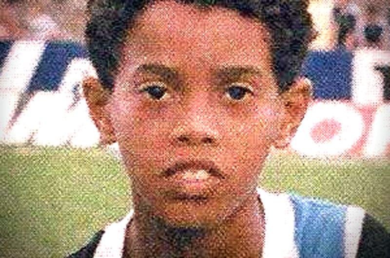Ronaldinho publica foto da inf&acirc;ncia e com camisa do Gr&ecirc;mio