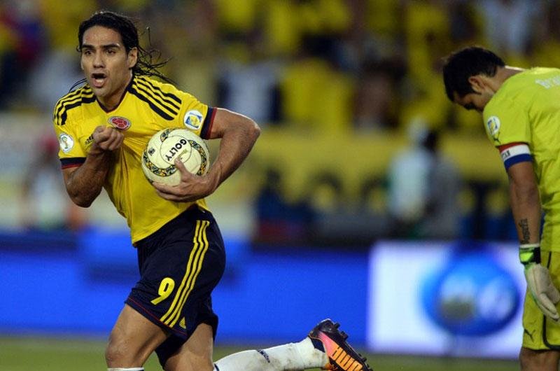 Col&ocirc;mbia leva tr&ecirc;s do Chile, mas busca empate e vai &agrave; Copa
