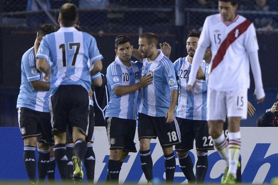 Sem Messi, Argentina vence o Peru