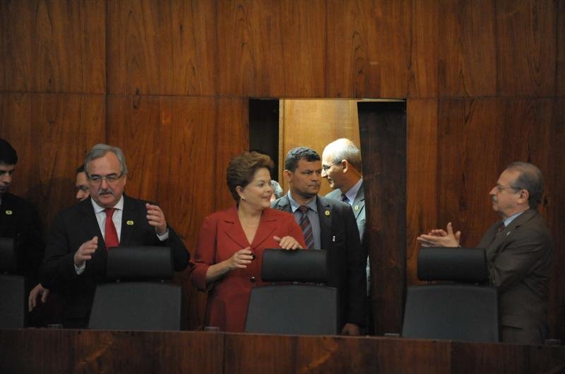 Dilma entrega motoniveladoras a 57 munic&iacute;pios do RS