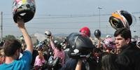 Milhares de motociclistas participam de procissão de Nossa Senhora Aparecida