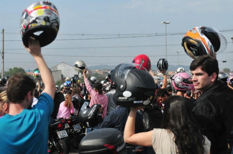 Milhares de motociclistas participam de prociss&atilde;o de Nossa Senhora Aparecida