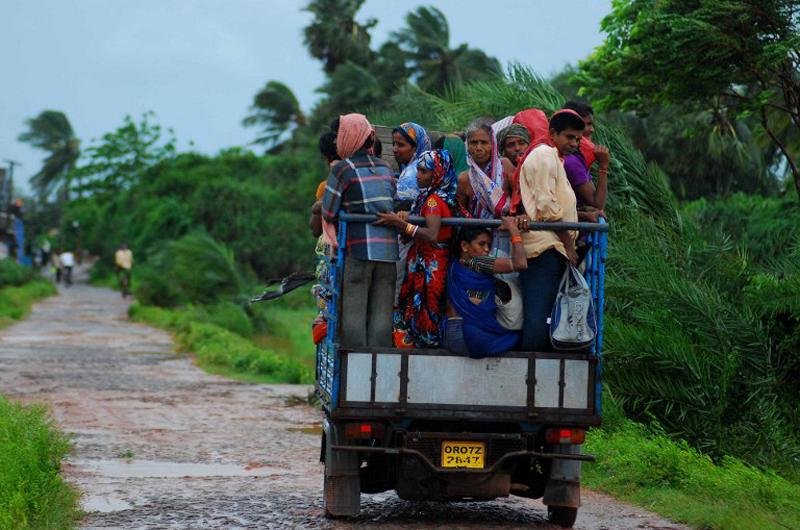 Evacuados lotam &ocirc;nibus e riquix&aacute;s para abandonar suas casas