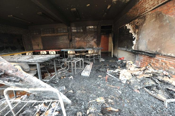 Duas salas de aula foram completamente destru&iacute;das pelo fogo