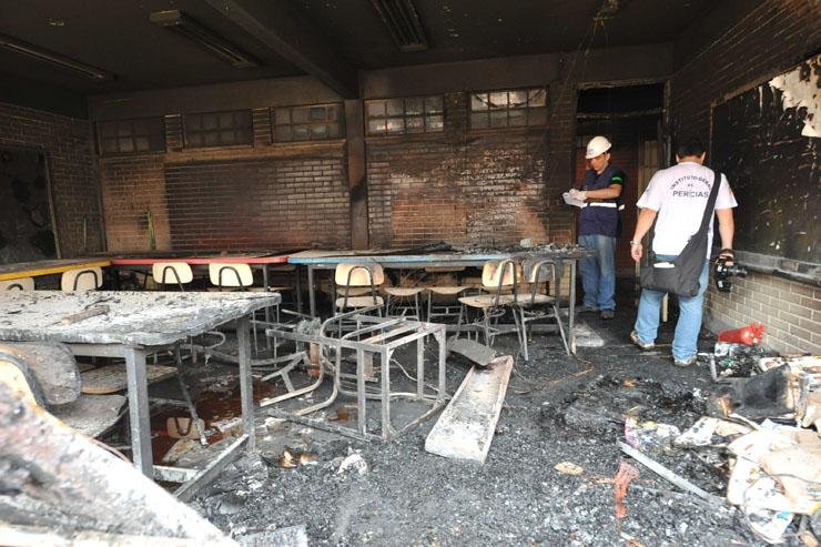 Escola no bairro Rubem Berta pegou fogo na madrugada