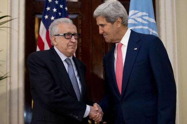Kerry (&agrave; direita) quer fixar data para nova reuni&atilde;o de paz sobre S&iacute;ria