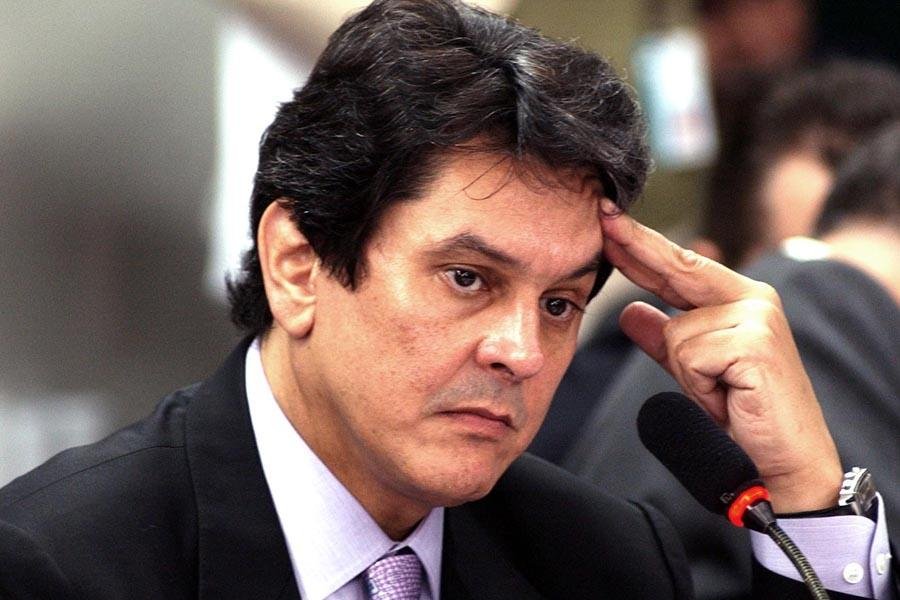Em 2005, ent&atilde;o deputado federal pelo PTB, Roberto Jefferson dep&ocirc;s Conselho de &Eacute;tica da C&acirc;mara