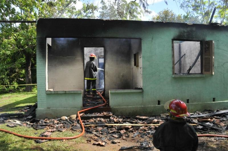 A resid&ecirc;ncia foi completamente destru&iacute;da pelas chamas
