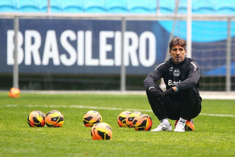 Gr&ecirc;mio sofre com escassez de atacantes 