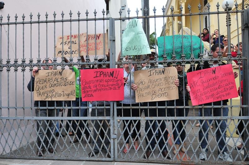 Manifestantes ocupam sede do Instituto do Patrim&ocirc;nio Hist&oacute;rico