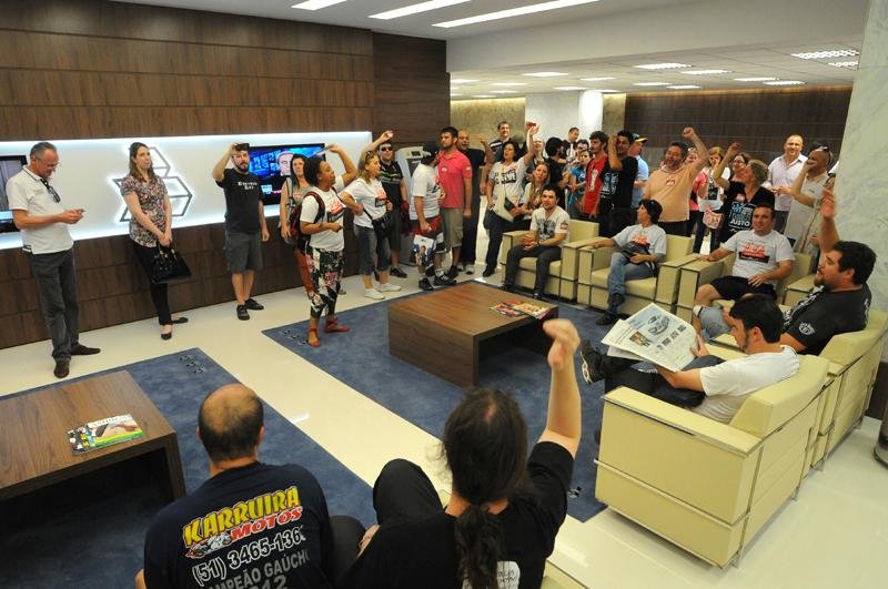 Cerca de 60 pessoas participam da manifesta&ccedil;&atilde;o