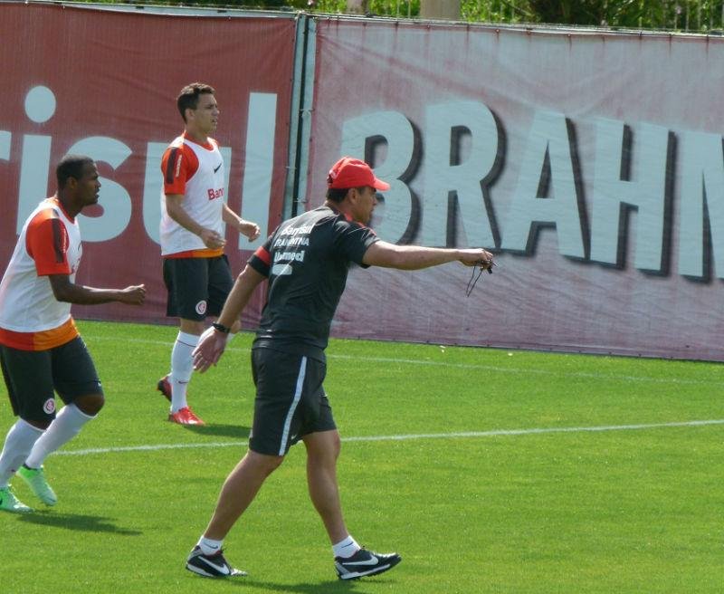Treinador muda o time para encarar o Peixe