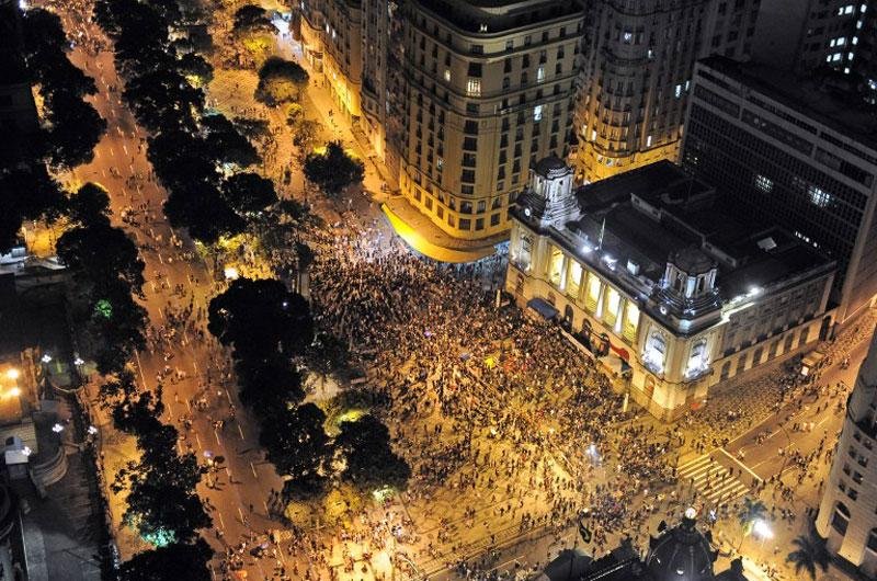 Manifesta&ccedil;&atilde;o no Rio gera novo confronto entre black blocs e PM