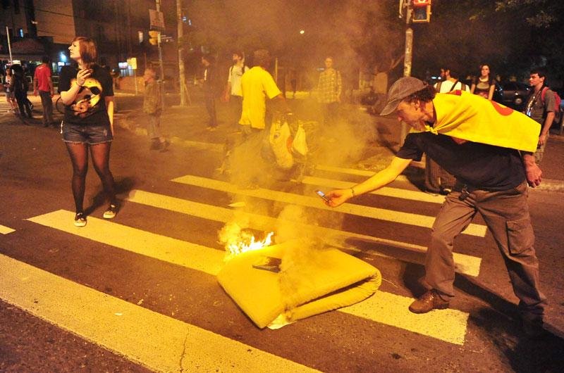 O grupo dissolveu  um colch&atilde;o de um morador de rua foi queimado