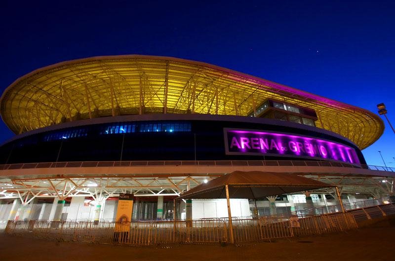 A&ccedil;&atilde;o de combate ao c&acirc;ncer de mama ilumina Arena de rosa