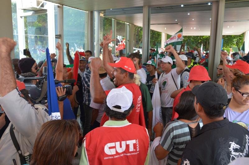 Em Bras&iacute;lia, mobiliza&ccedil;&atilde;o dos movimentos sociais ocorre em frente ao pr&eacute;dio da Agricultura