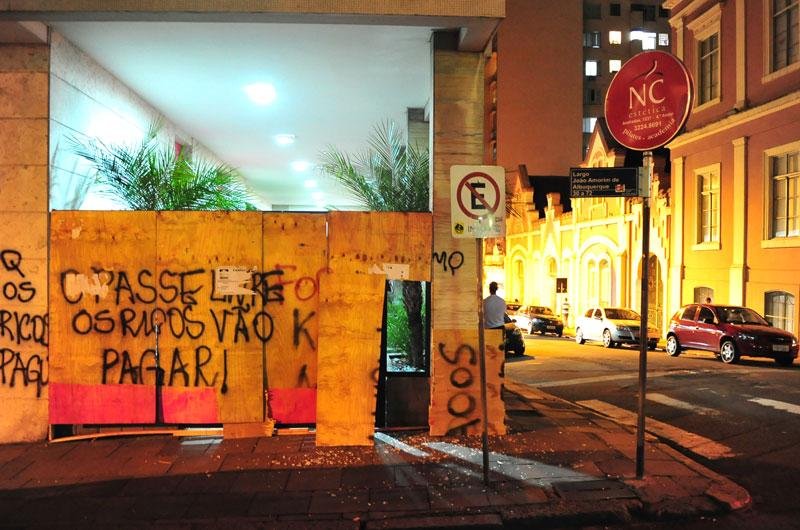 Pr&eacute;dio onde mora prefeito de Porto Alegre foi depredado