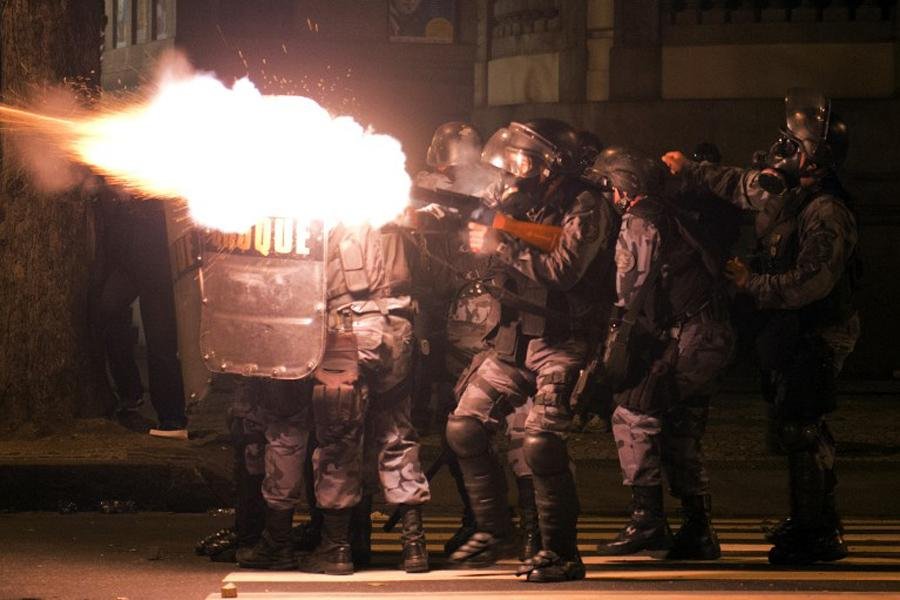 Pelo menos 13 pessoas sofreram agress&otilde;es em confrontos com PMs
