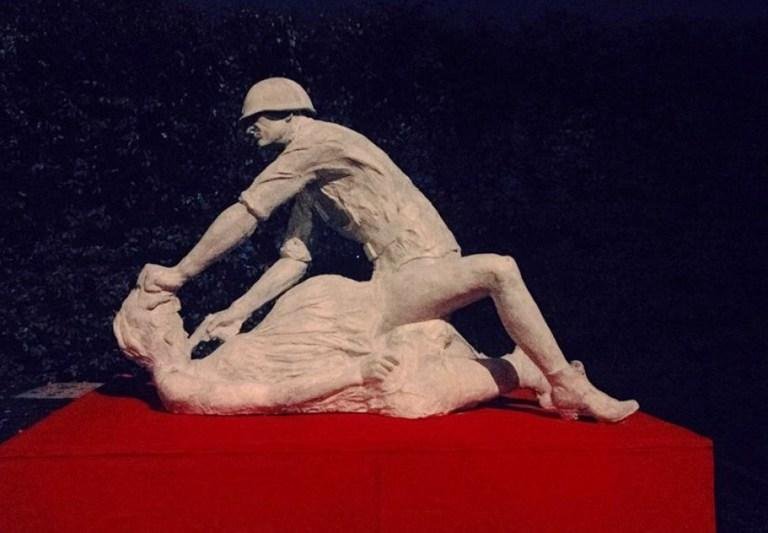 Escultura mostra soldado sovi&eacute;tico estuprando uma mulher